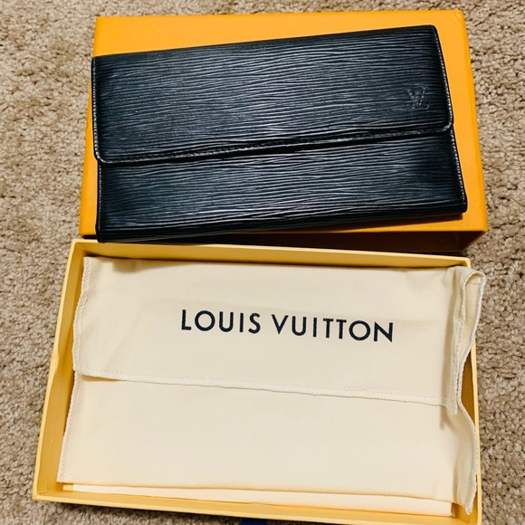 Louis Vuitton Black wallet. Comes with box, dust bag and paper - Picture 7 of 12